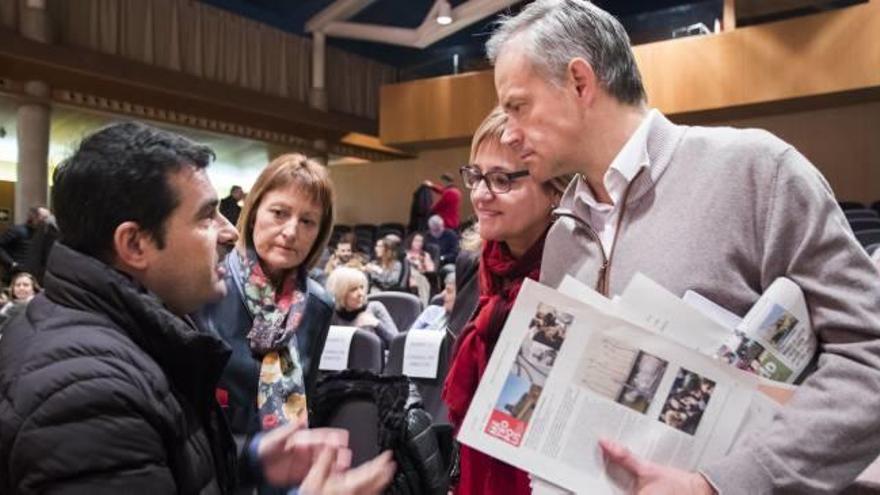 Mavi Mestre, Mª Antonia García Benau y Vicent Martínez conversan con un claustral antes del inicio del Claustro de ayer.