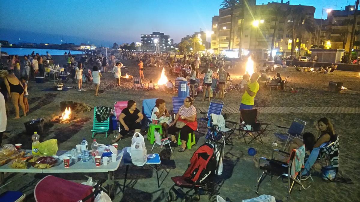 Hogueras de San Juan en Santa Pola antes de la pandemia de coronavirus