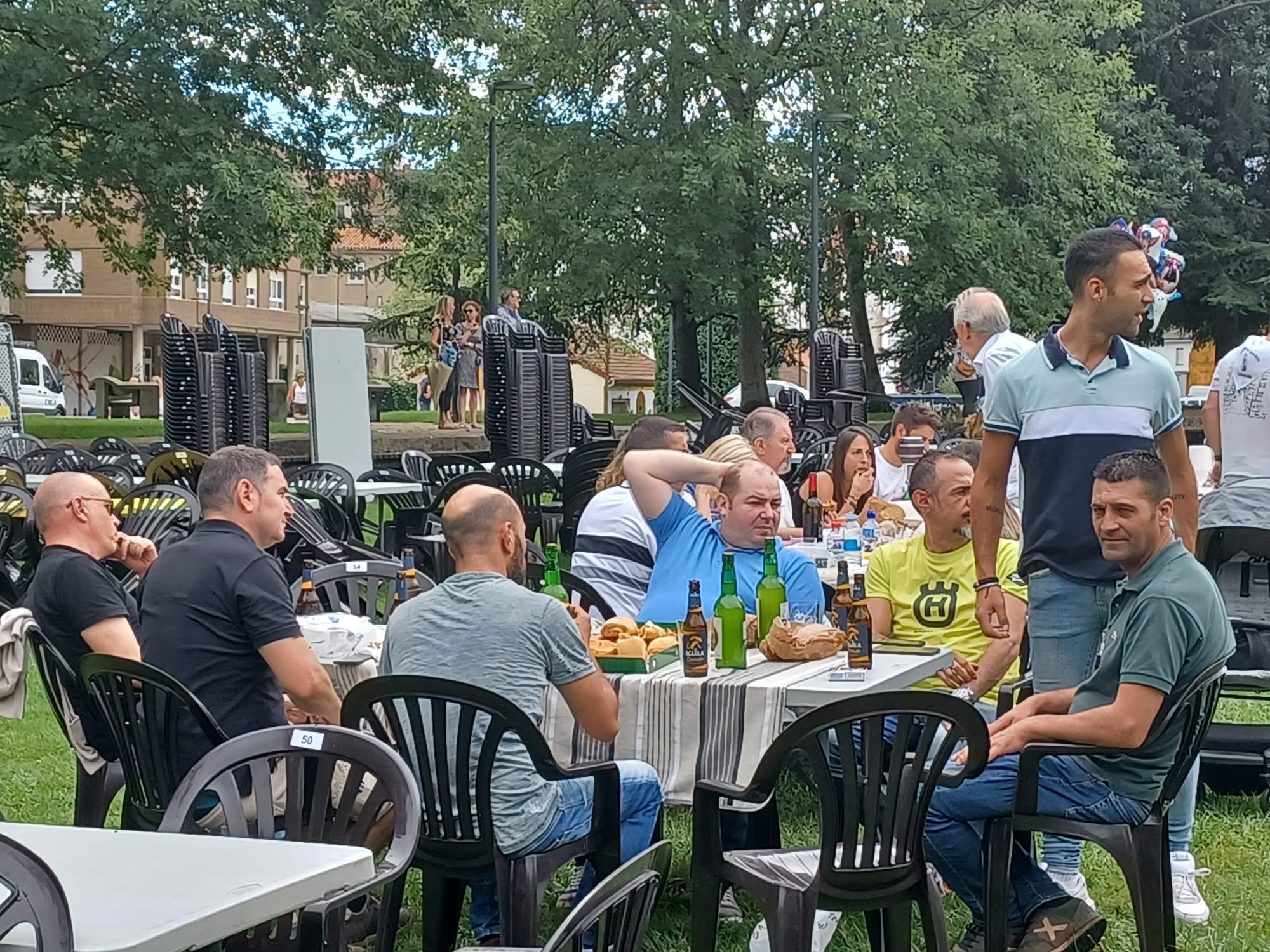 Lugones celebra su comida en la calle: "Que no falte la fiesta, que ya nos hacía falta"