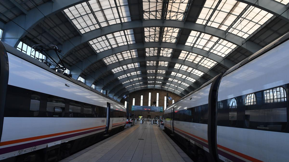 Trenes Renfe en la estación de San Cristóbal, en A Coruña.