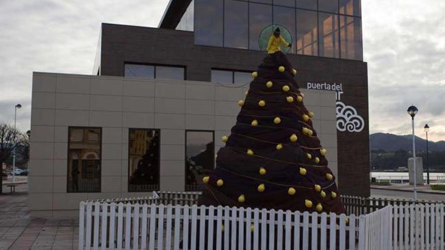 Garabuxada instala el árbol navideño de «El Angulero» con redes y boyas