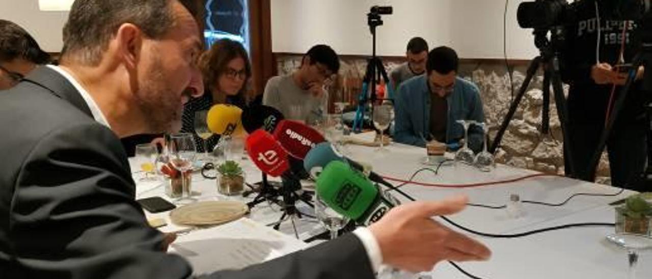 El alcalde, ayer durante el desayuno con la Prensa.