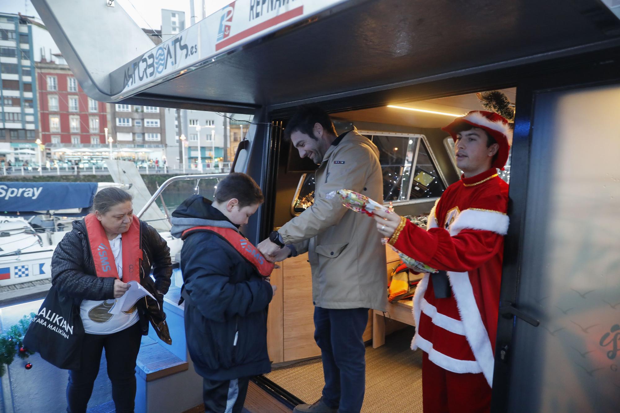 En imágenes: El barco navideño de Gijón ya surca el Cantábrico