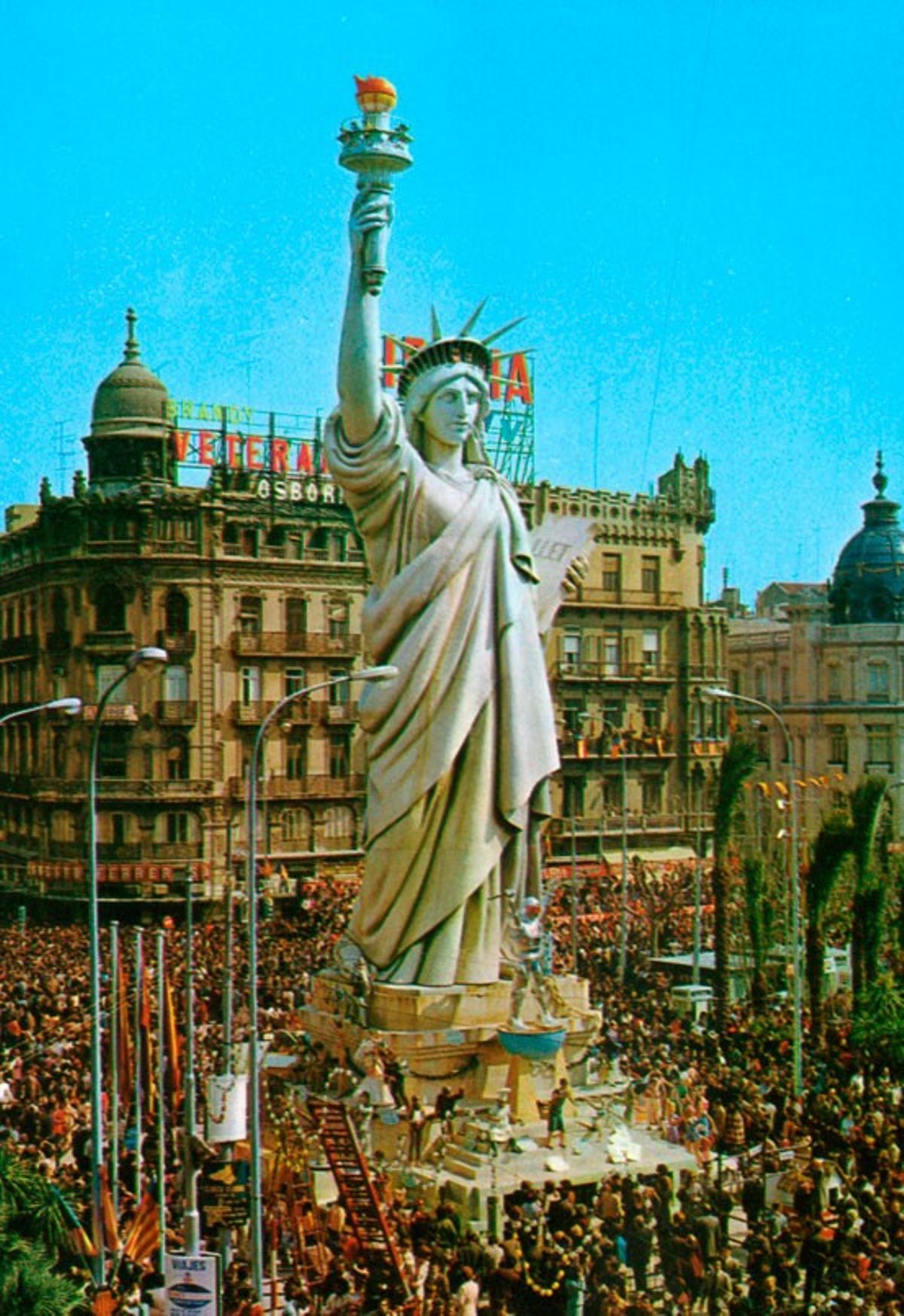 La Estatua de la Libertad, en la plaza, 1974.