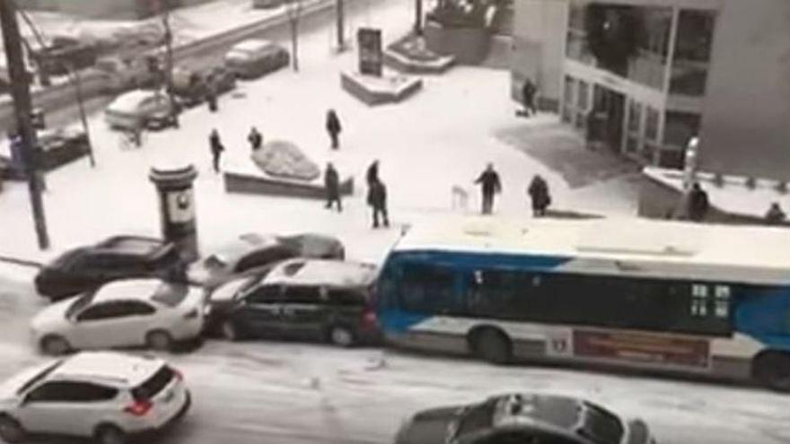 Un vídeo del choque múltiple de vehículos en una calle nevada de Montreal se viraliza