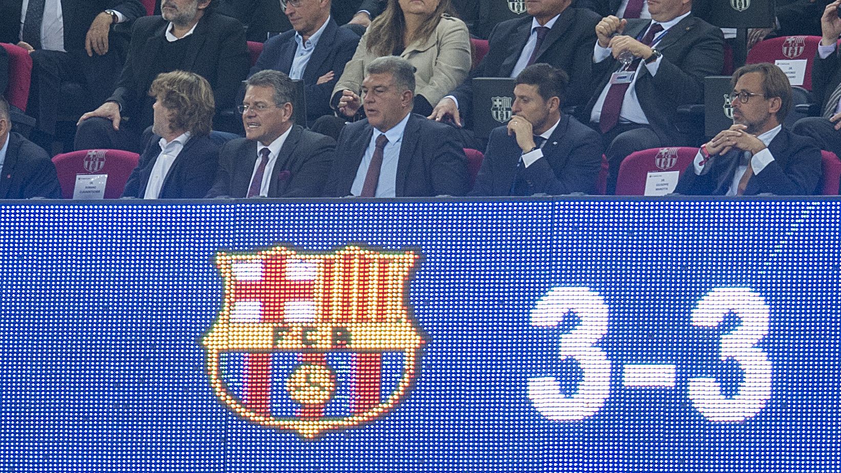 Laporta junto al marcador de empate a 3 en el palco durante el tramo final.