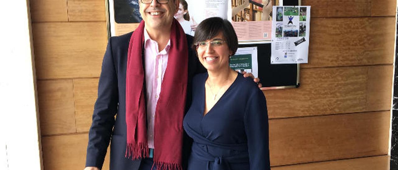 Sara Verona con su director de tesis, José Luis Correa.