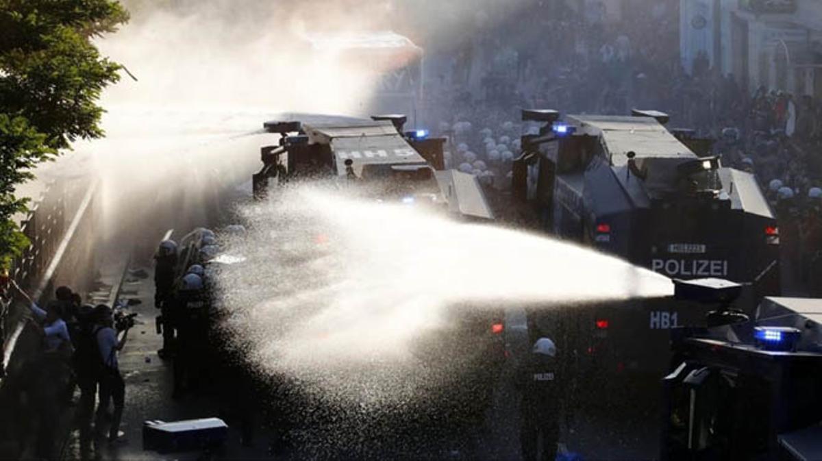 La policia utlitza canons d’aigua contra els manifestants que protesten contra la cimera del G-20.