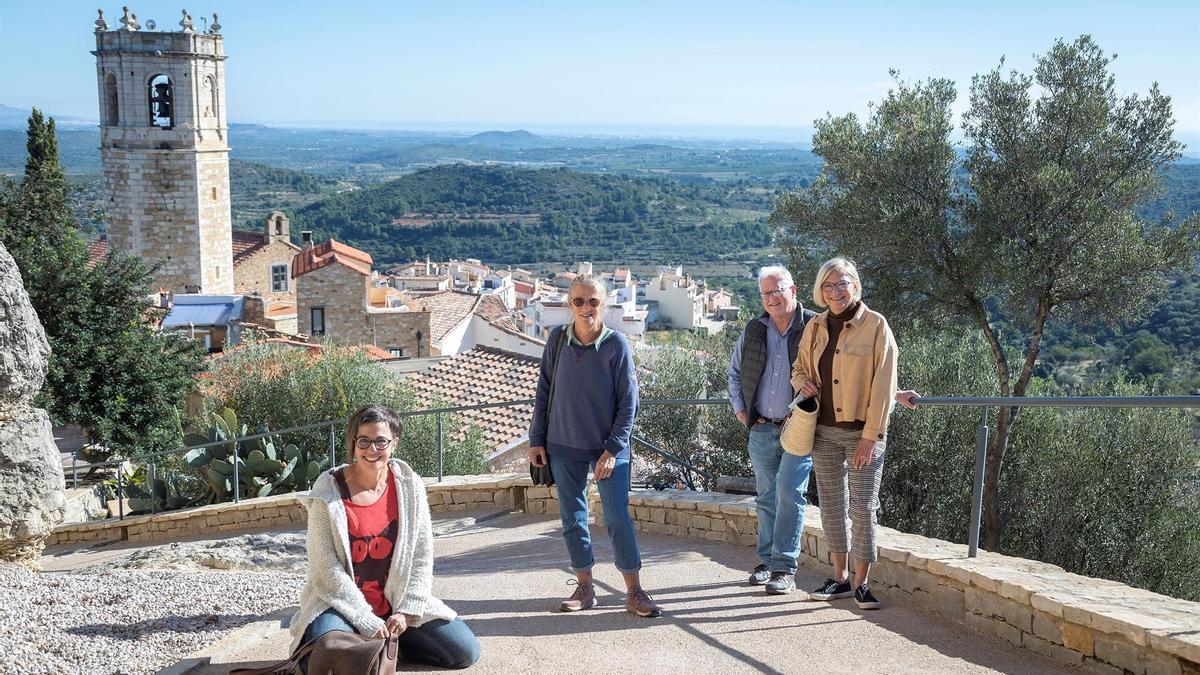 Maria Isabel (antropologa francesa), Irene (holandesa) y la pareja de norteamericanos Jon y Judy posan en el mirador de Cervera.