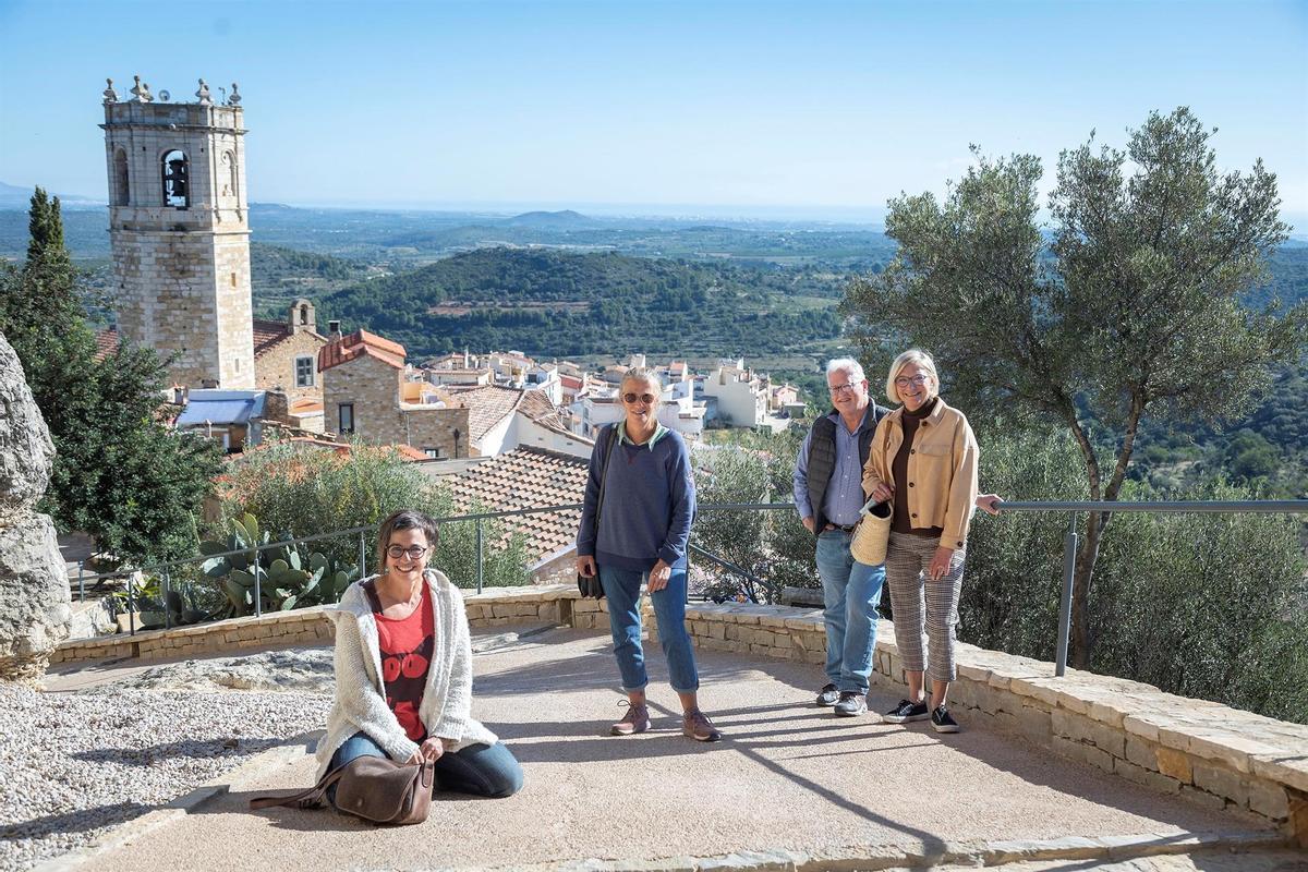 Maria Isabel (antropologa francesa), Irene (holandesa) y la pareja de norteamericanos Jon y Judy posan en el mirador de Cervera.