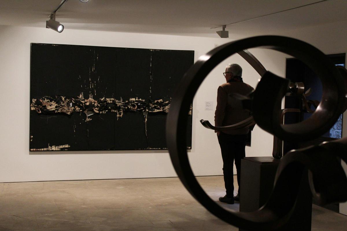 Detalle de una de las salas con las piezas Cuadro 97 (1960) de Millares y Momentos II. Reflexión sobre el Guernica (2008), de Chirino.