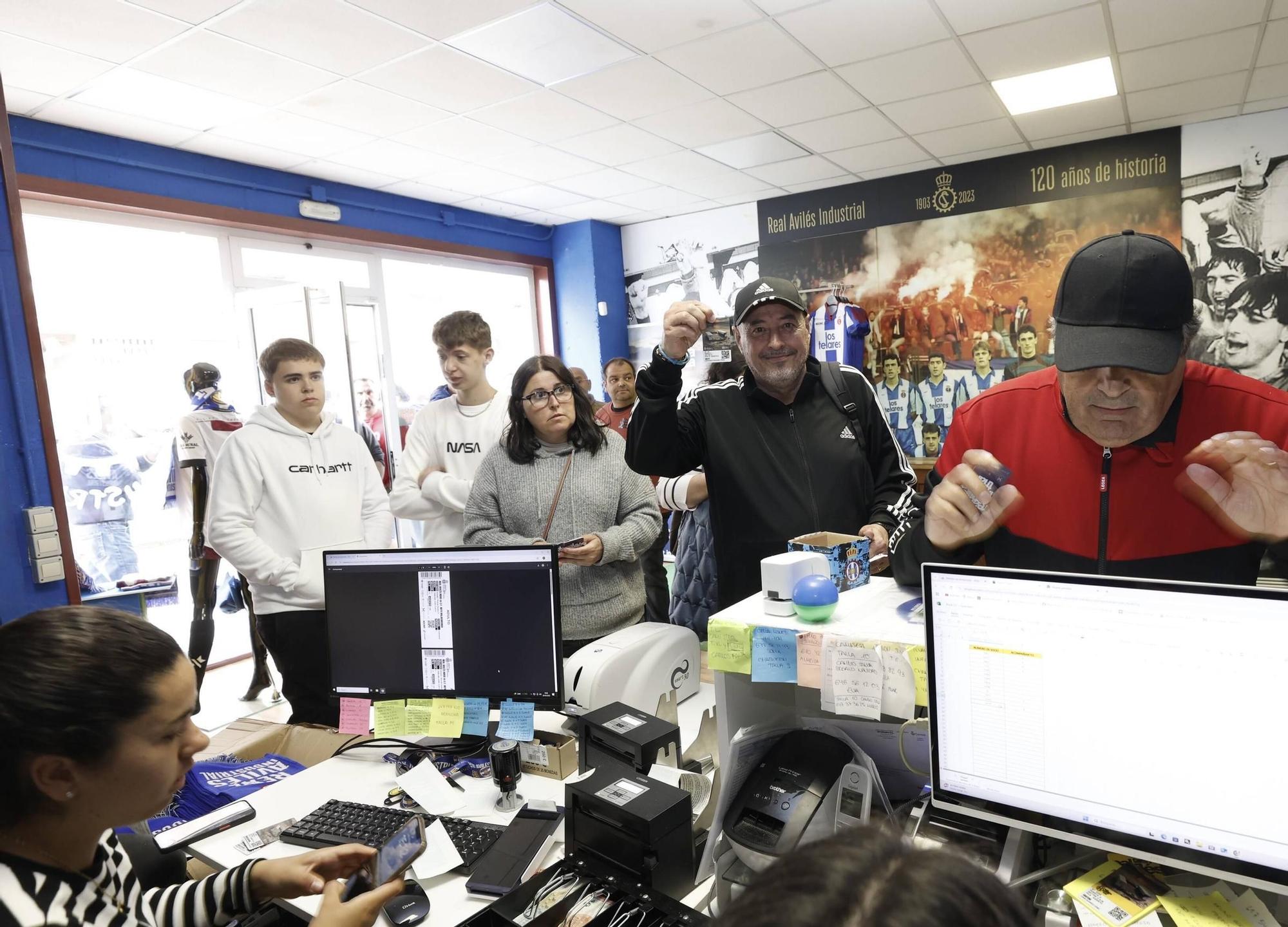 EN IMÁGENES: Impresionantes colas para asistir a la final por el ascenso del Avilés