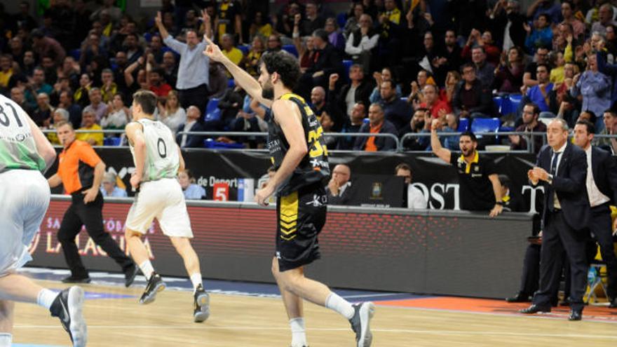 Javi Beirán celebra un triple logrado ante el Joventut.