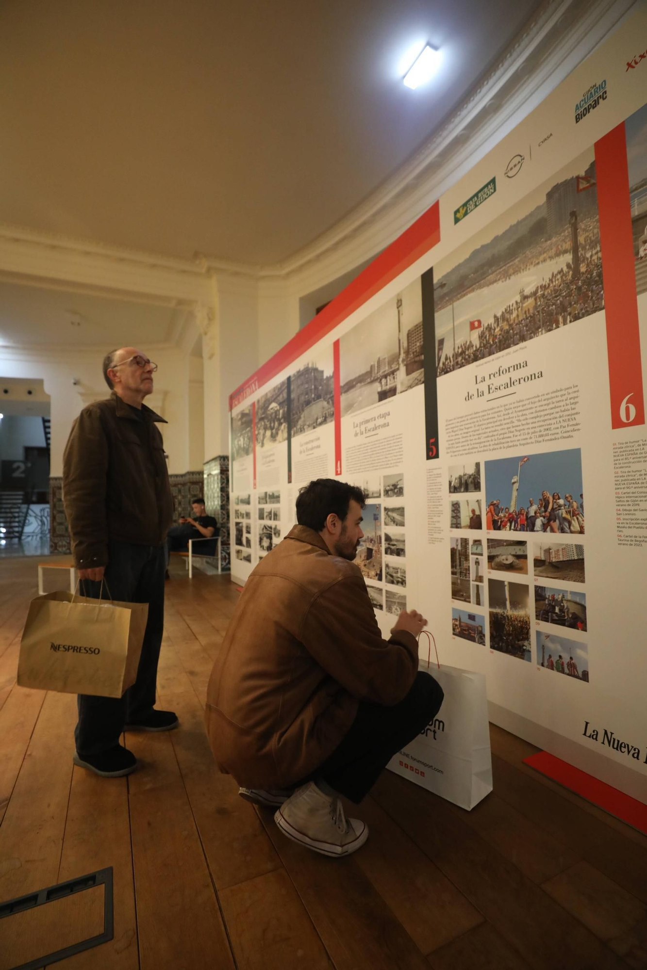Visitantes en la exposición "Guardianes del tiempo" porganizada por LA NUEVA ESPAÑA