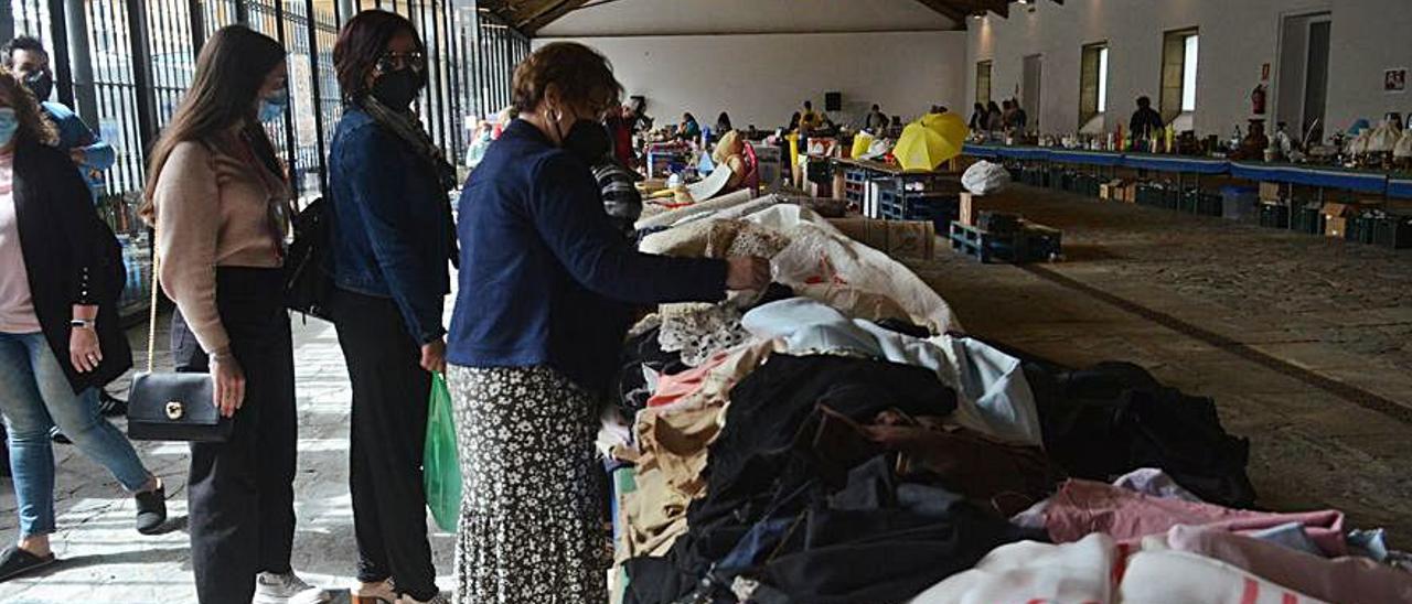 El mercadillo benéfico de la Protectora de Vilagarcía.   | // NOÉ PARGA