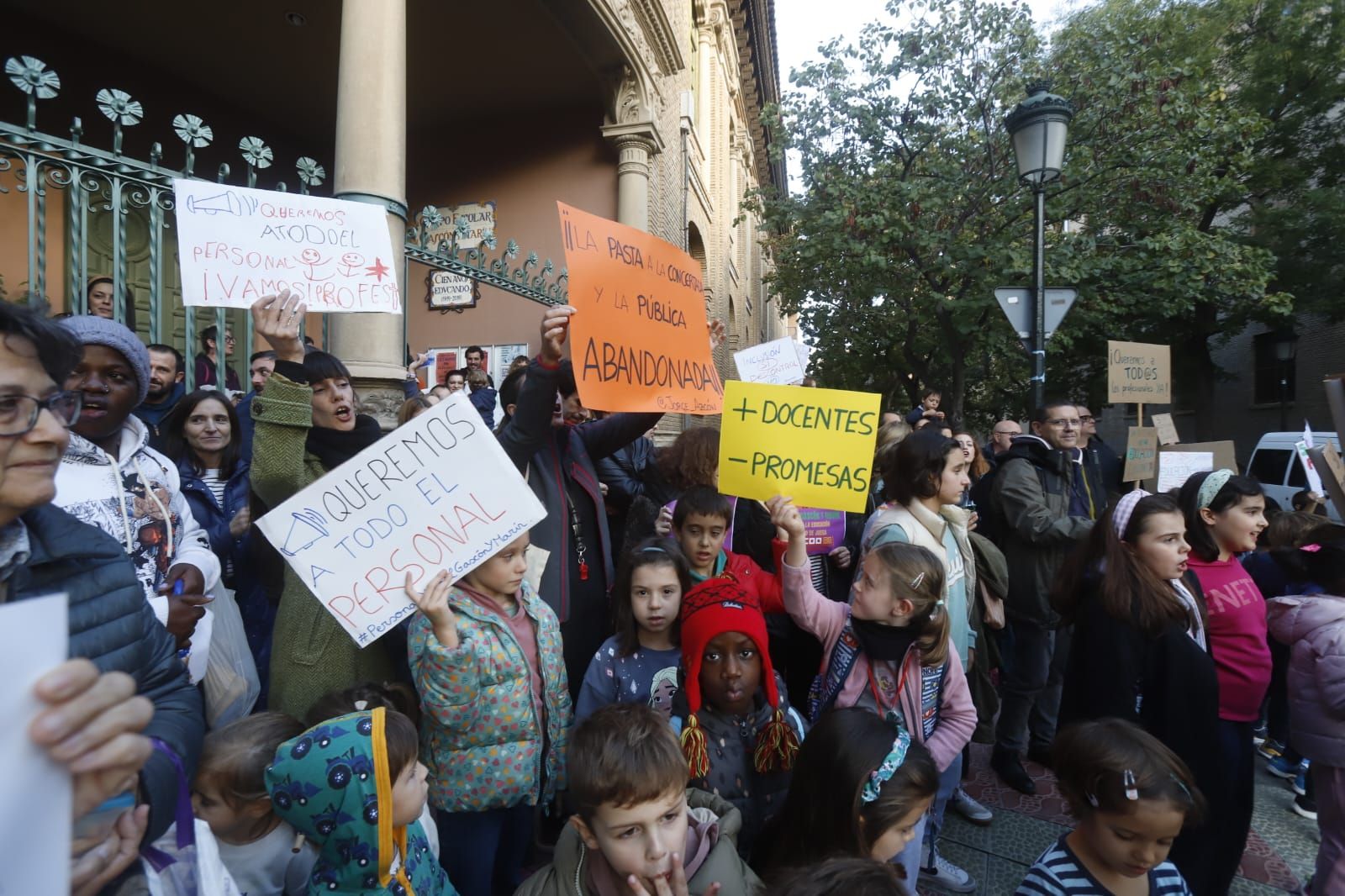 En imágenes | El CEIP Gascón y Marín de Zaragoza protesta contra la falta de profesores