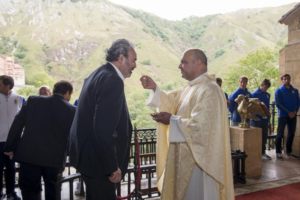 El Real Oviedo realiza la ofrenda floral a la Virgen de Covadonga