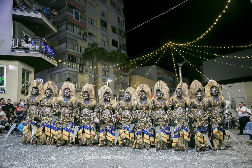 Distintos momentos de la Entrada mora que las tropas de la media luna protagonizaron ayer por las calles de Callosa d´en Sarrià.