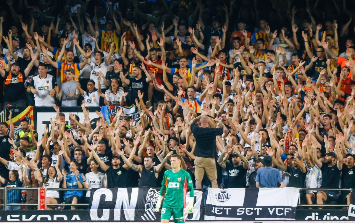 Julen durante el encuentro con la Curva Nord de fondo