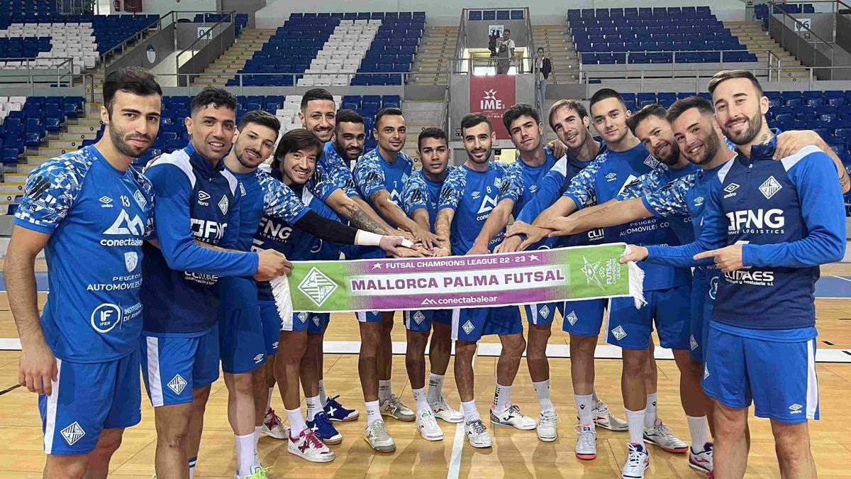 Los jugadores del Mallorca Palma Futsal posan con la bufanda de la Champions.