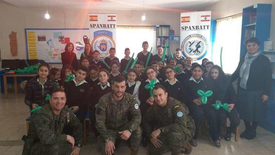 Militares de la Brilib XXX en una colaboración con el Colegio Sagrado Corazón de Marjayoun. // E. M. D.
