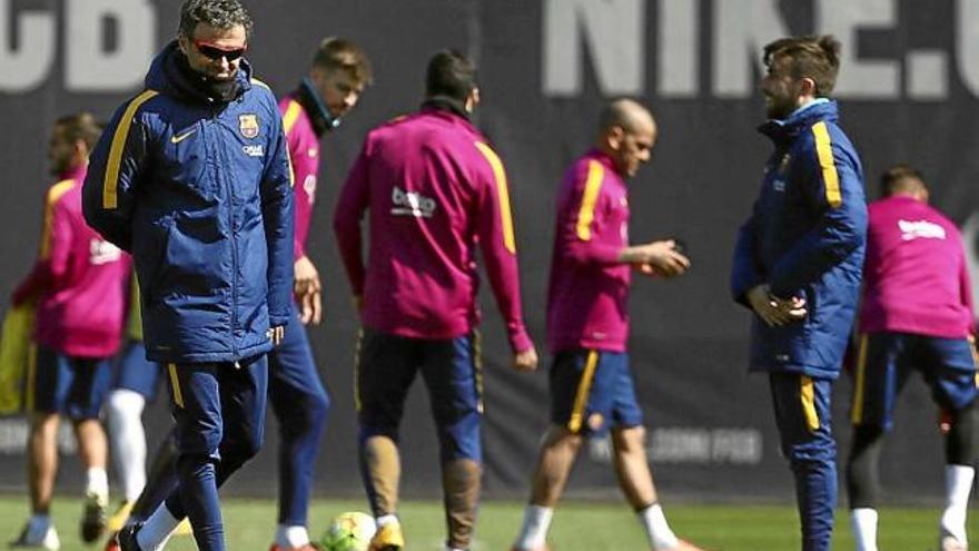 Luis Enrique (esquerra) durant la sessió d&#039;ahir del seu equip