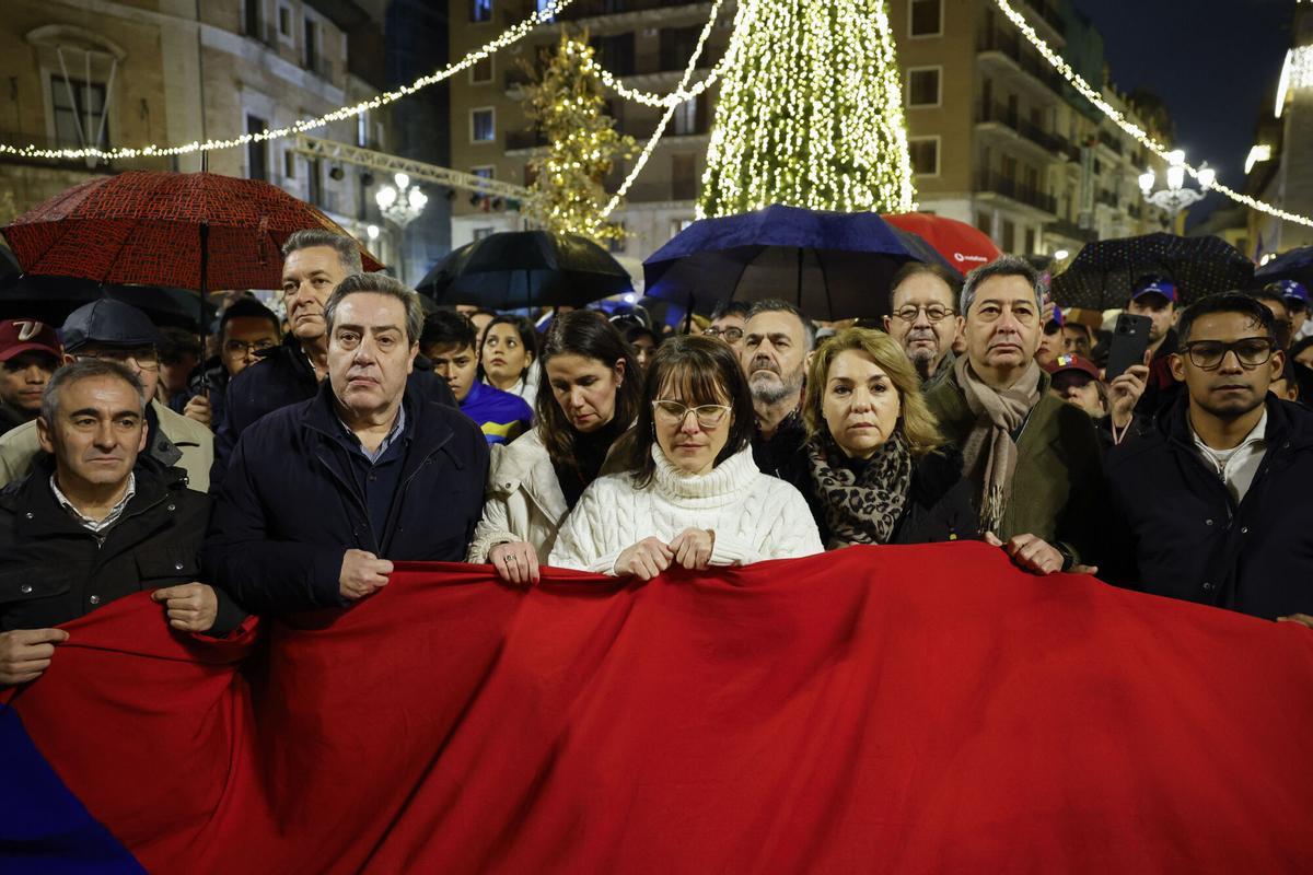 VALENCIA, 04/01/2026.- La vicepresidenta primera y consellera de Vivienda, Empleo, Juventud e Igualdad, Susana Camarero, y otras autoridades valencianas en la concentración convocada por la plataforma 'España con VZLA–Hasta el final', integrada por colectivos de venezolanos residentes en España, hoy domingo en la Plaza de la Virgen de Valencia. EFE/Ana Escobar