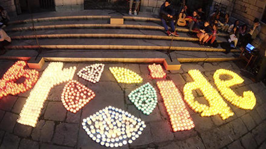 Encesa solidària L&#039;exterior de Sant Pere s&#039;il·lumina