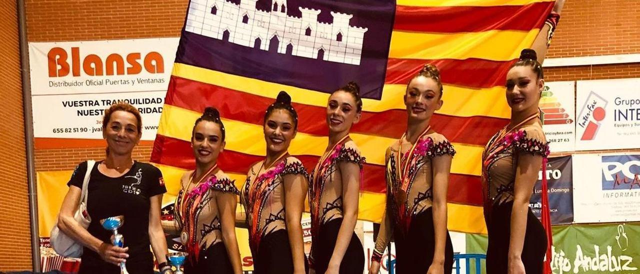 Paola Salsoso, a la izquierda de la foto, con el equipo sénior del O Beach Ibiza, de nuevo campeón en 2023.