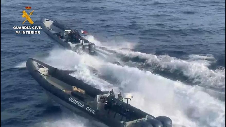 Muere un narco al colisionar una patrullera de la Guardia Civil con una narcolancha en Cádiz