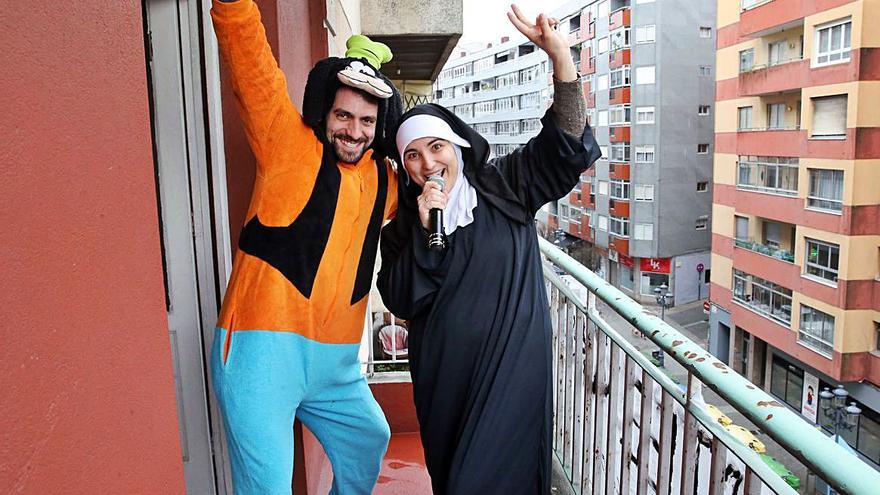 Santy Alonso y Paula Pérez en el balcón de su casa de Torrecedeira