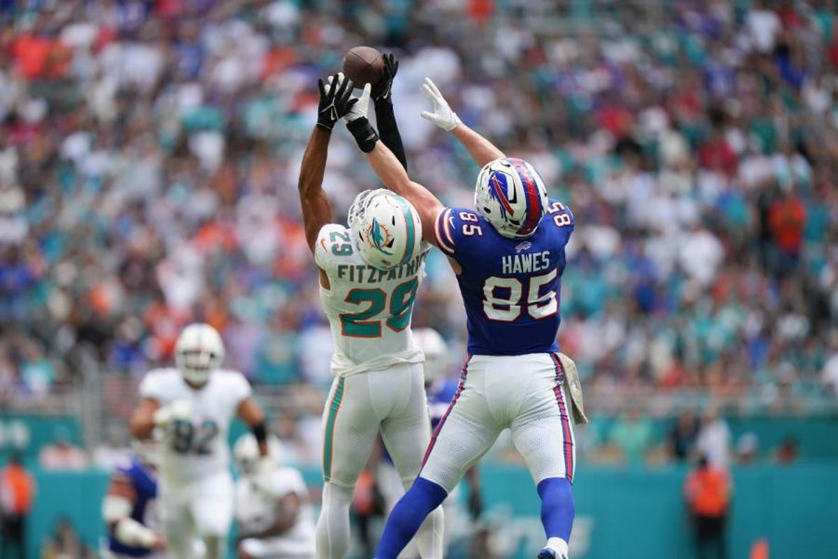 El defensor Fitzpatrick, de Dolphins, trata de interceptar un balón al atacante rival antes que toque el suelo