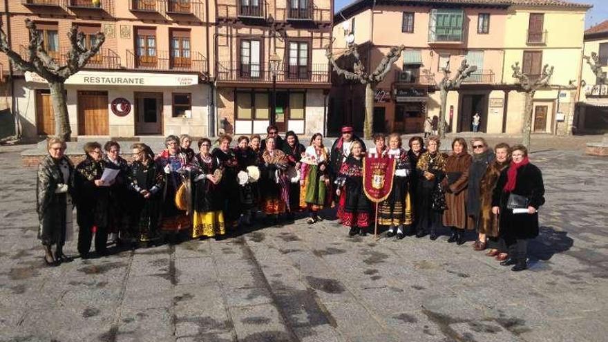 Las Amas de Casa de Toro posan en la Plaza Mayor.