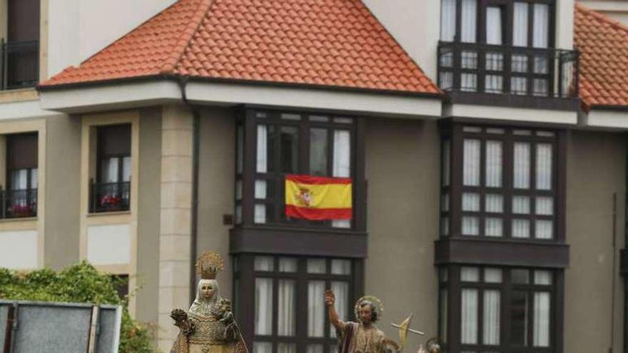 Varias mujeres portan los santos en la última procesión de San Juan.