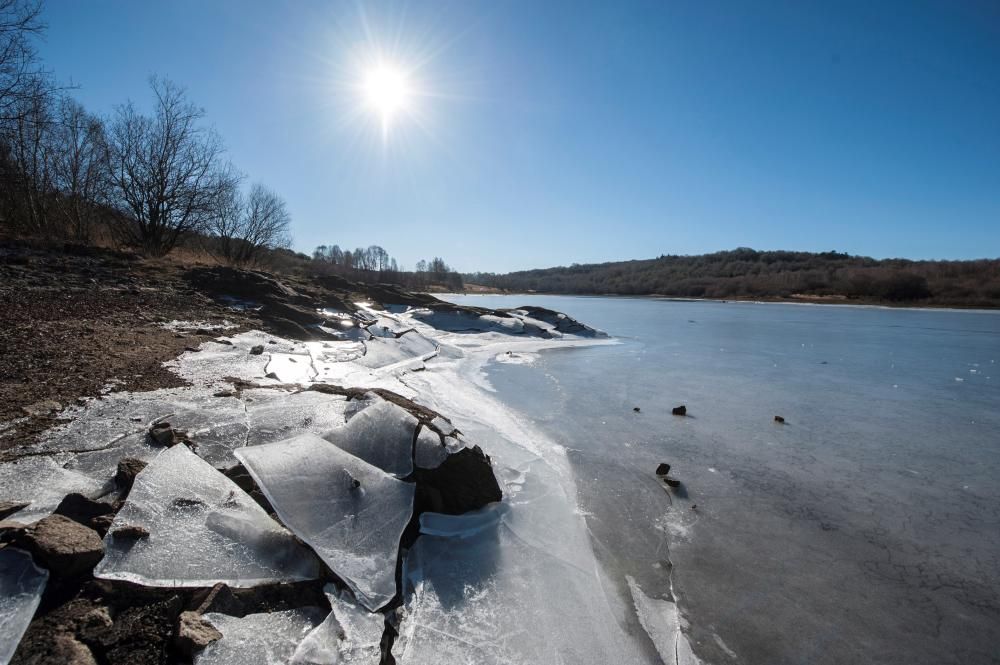 El frío congela este embalse ourensano