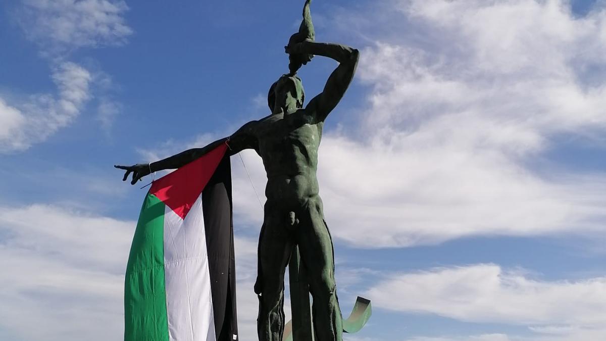 Bandera de Palestina en el Tritón
