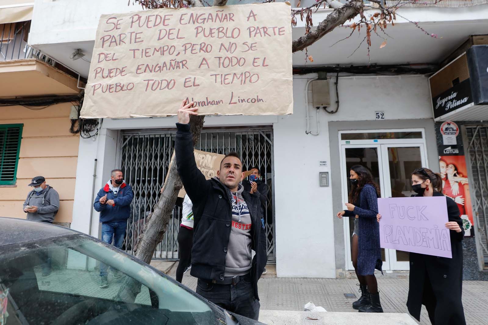 Protesta en Ibiza: "No me podéis cerrar el local y cobrarme el cien por cien de los impuestos"