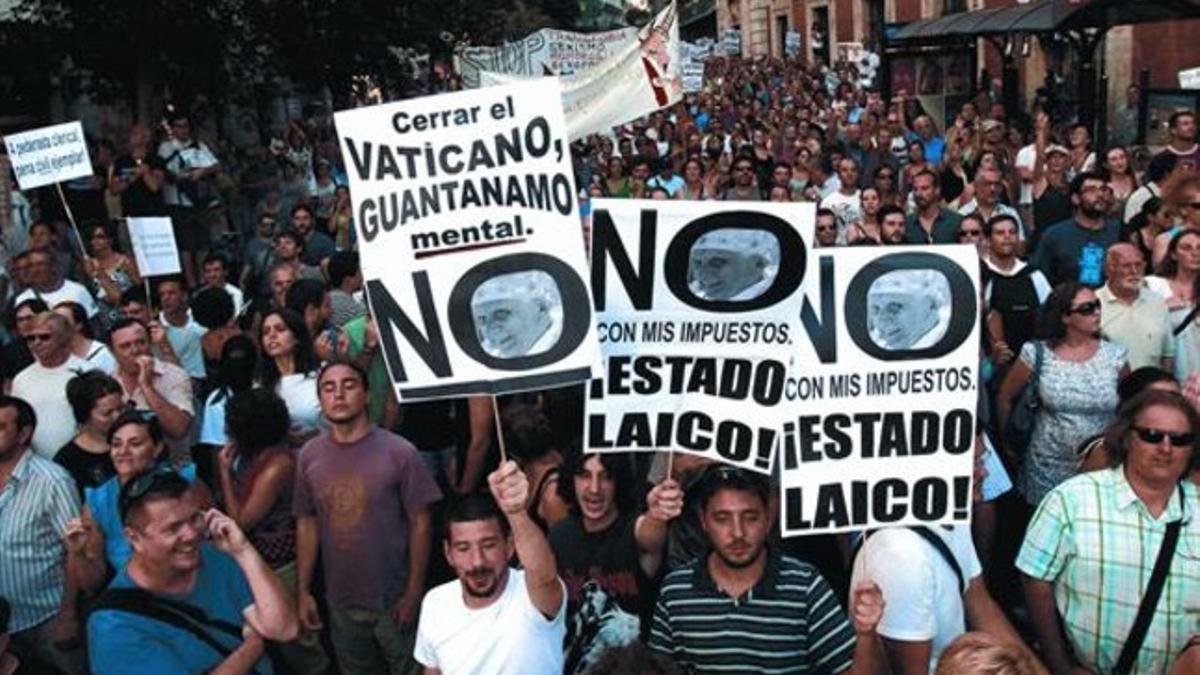 La marcha de protesta contra el gasto público en la visita del Papa, ayer en el centro de Madrid.