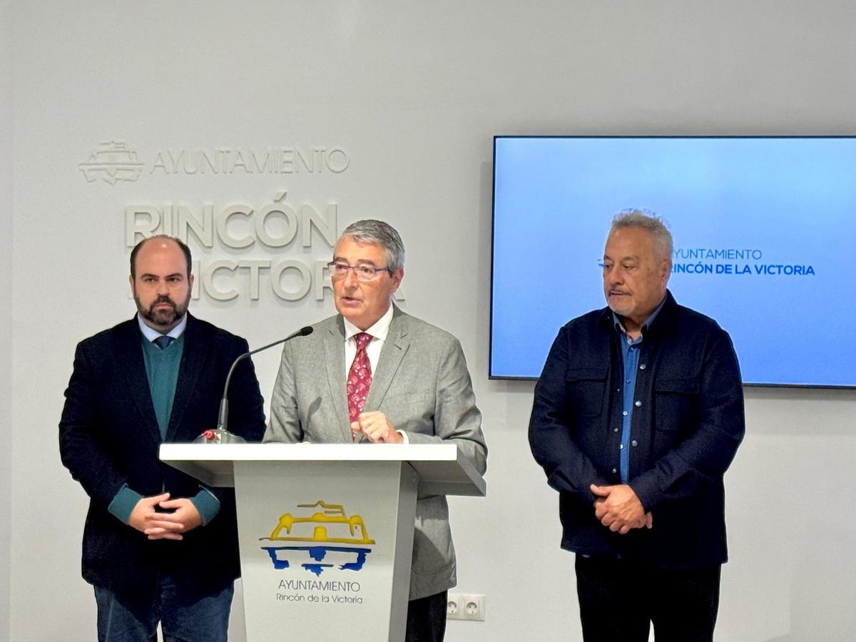 El alcalde de Rincón, Francisco Salado, ha presentado el nuevo sistema de aparcamiento regulado.