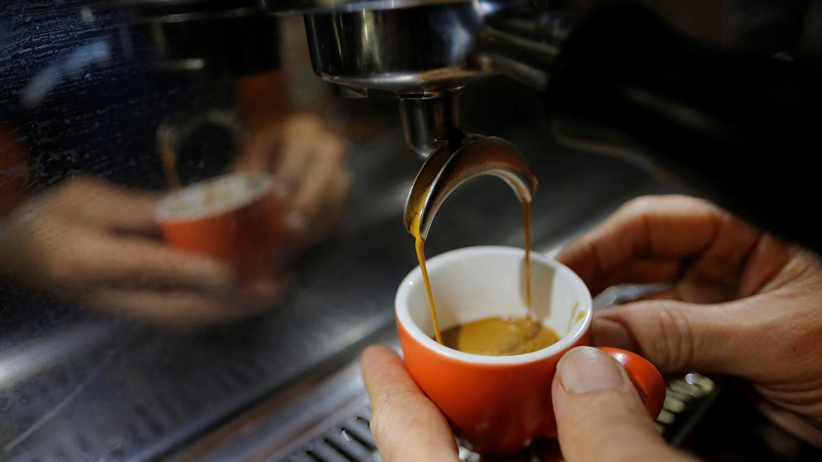 Un camarero prepara un café.