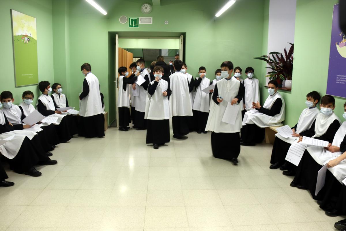 Un grupo de escolanes se prepara para entrar en la basílica de Montserrat.