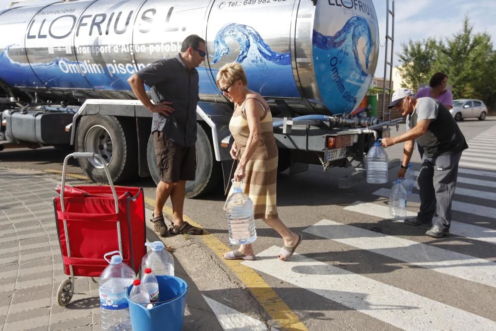 La Bisbal comença a repartir aigua potable amb un camió cisterna