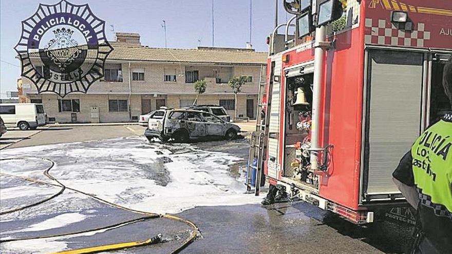 Un incendio calcina dos coches en el grupo San Lorenzo de Castellón