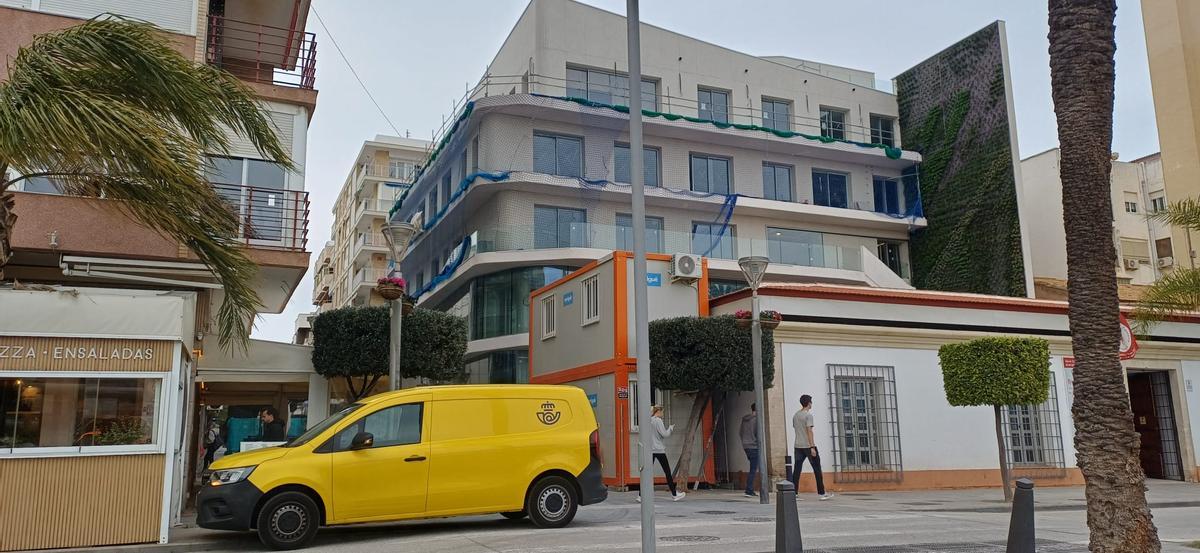 Edificio de la nueva sede de Agamed y la sede universitaria de Torrevieja