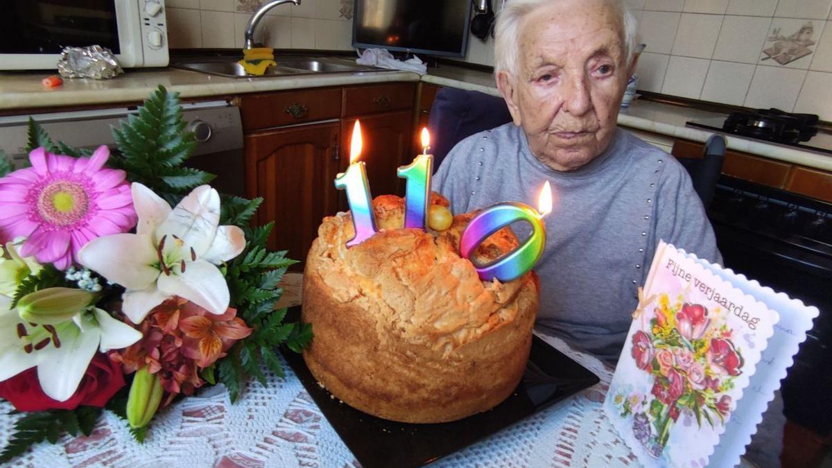 Atilana García Holgado celebra sus 110 años con un bollo maimón. | Cedida