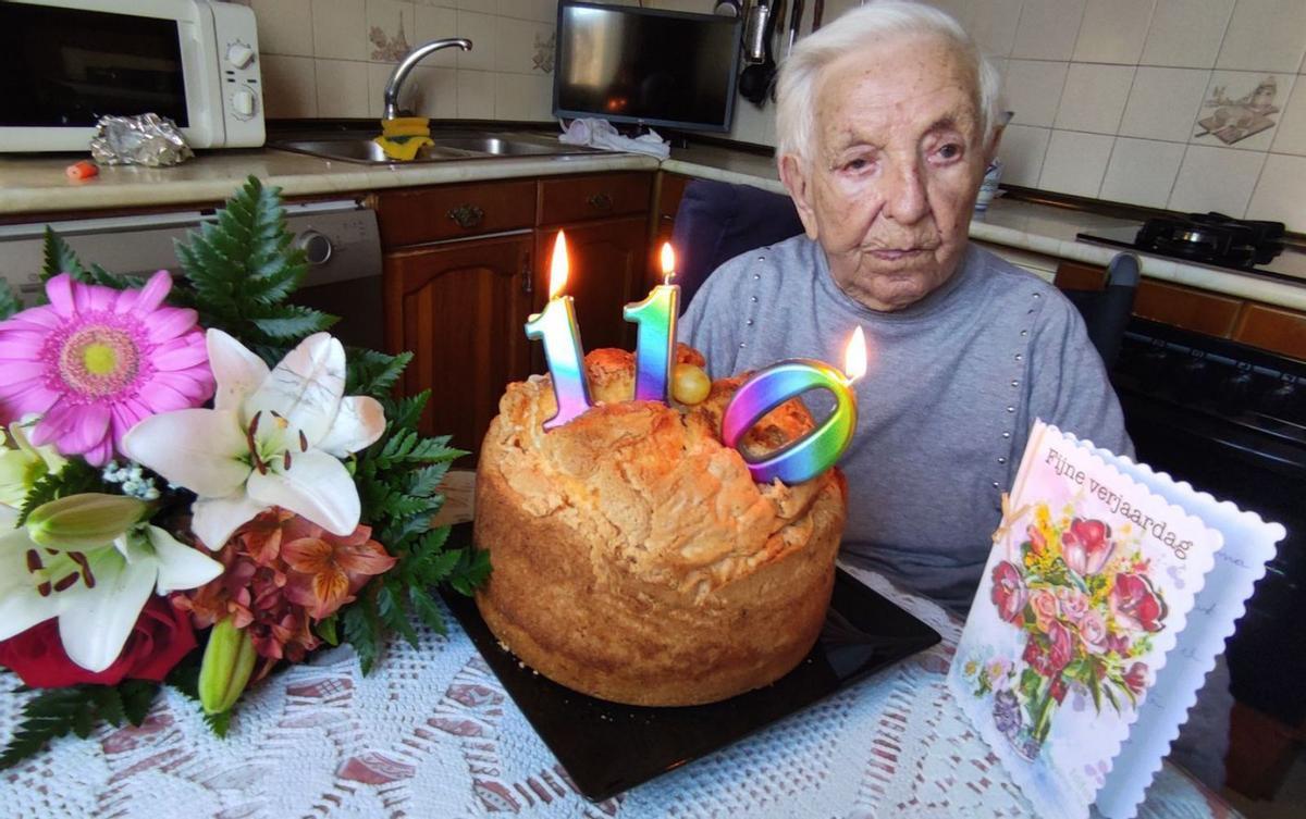 Atilana García Holgado celebra sus 110 años con un bollo maimón. | Cedida