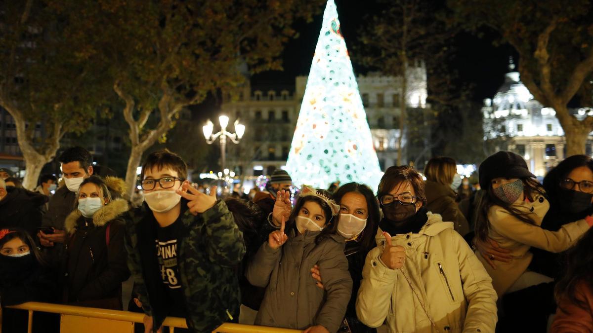 Aglomeraciones en la plaza del Ayuntamiento de València para ver a los Reyes Magos