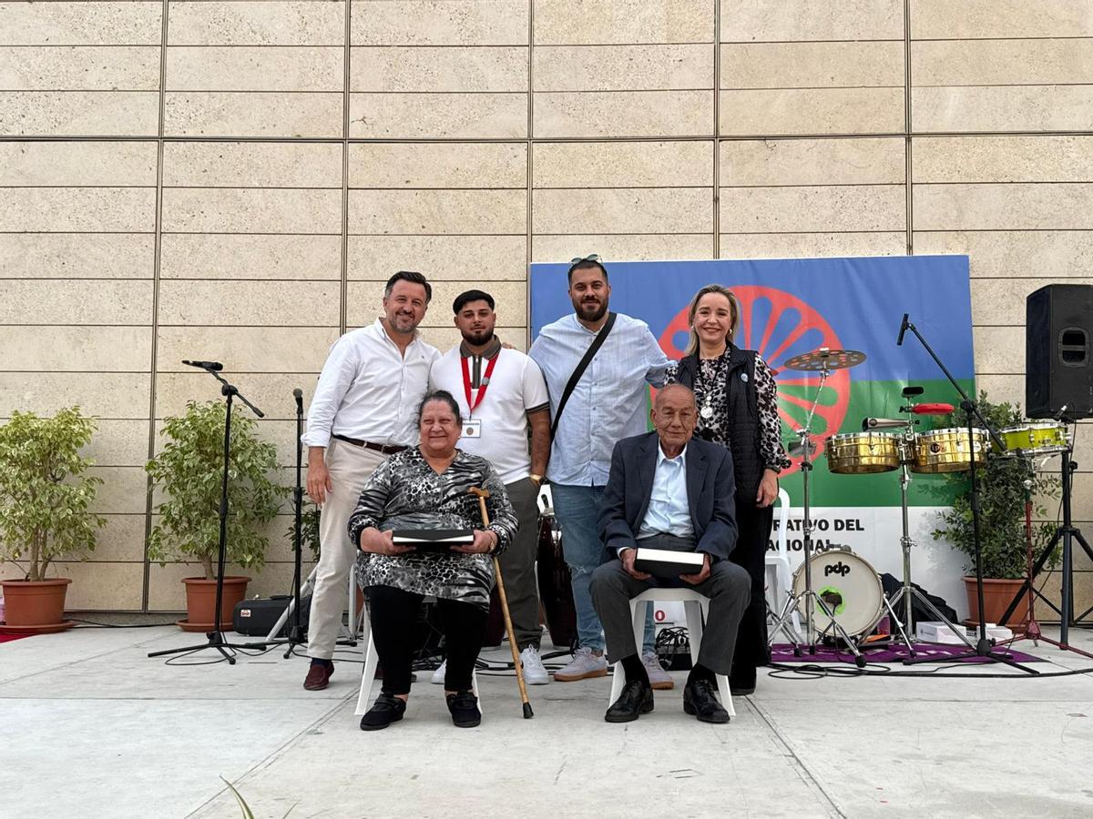 Vecinos de la comunidad gitana de Elche homenajeados junto a la edil Celia Lastra