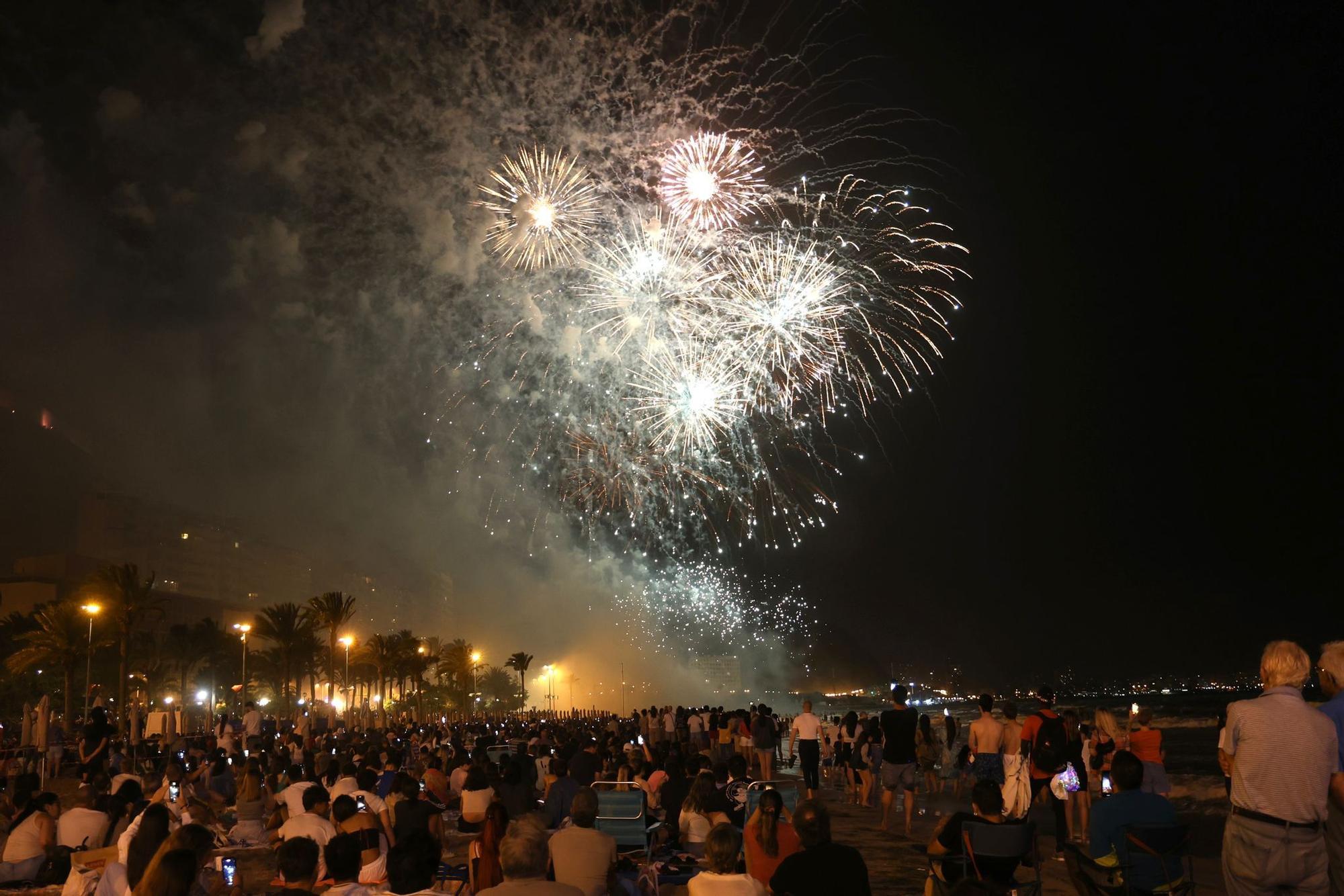 Tercera noche del concurso de fuegos artificiales de Alicante: espectáculo de luz presentado por Pirotecnia Ferrández