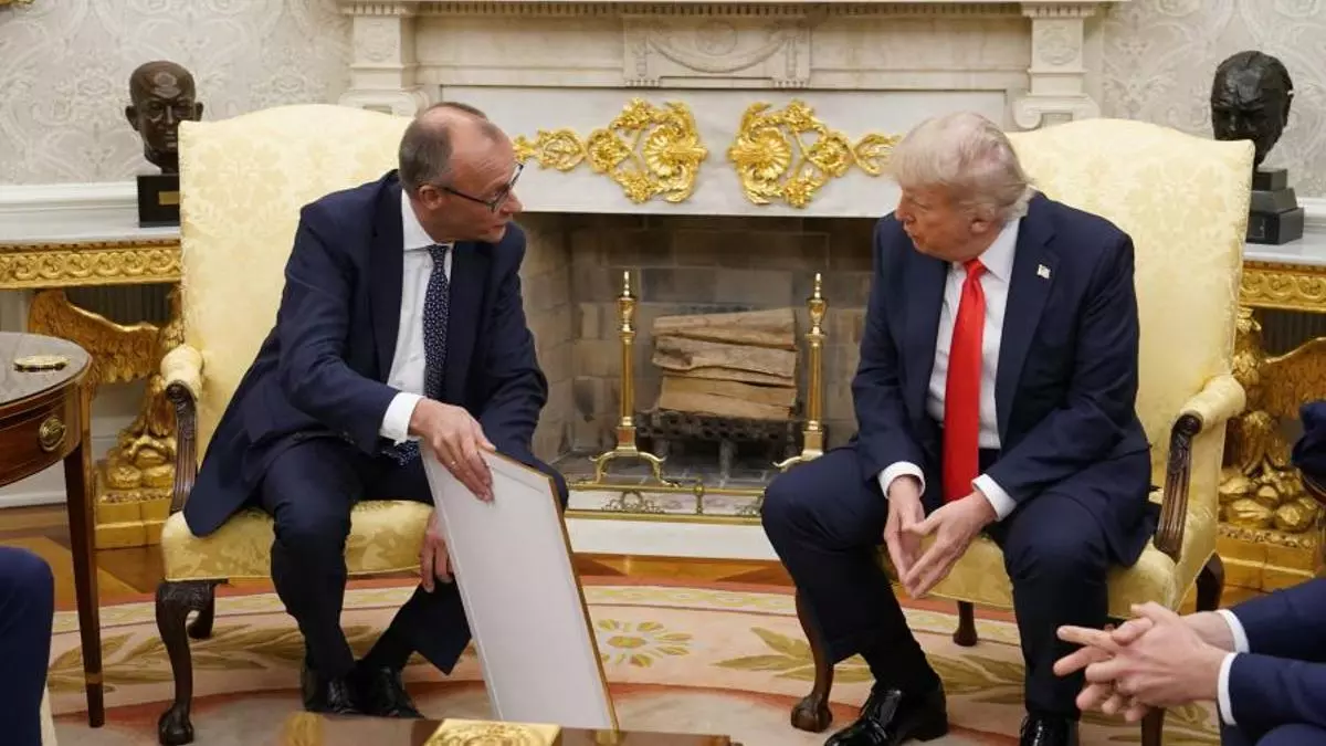 Merz regala al Trump el certificado de nacimiento de su abuelo, Frederick Trump